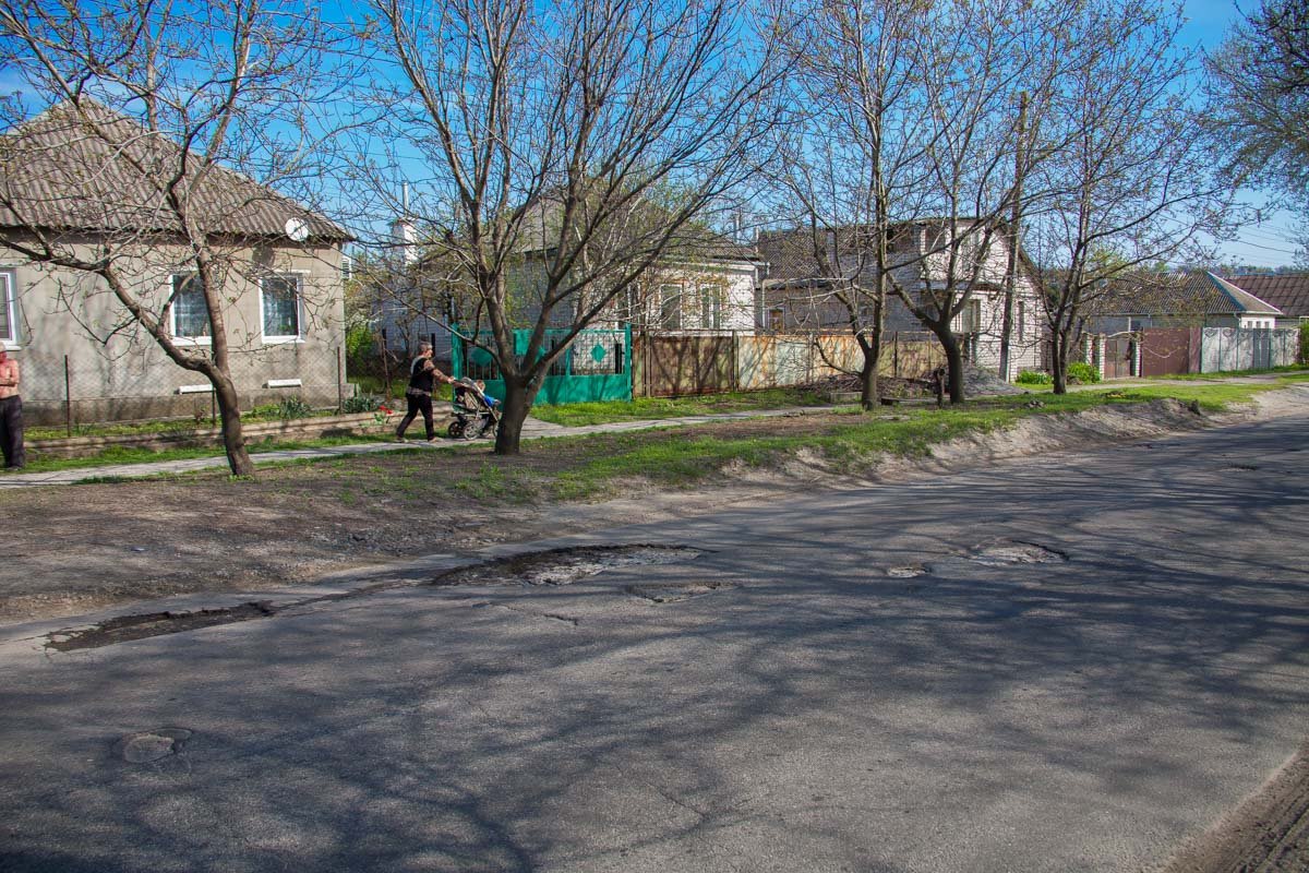 Этот участок лучше объезжать по встречной полосе