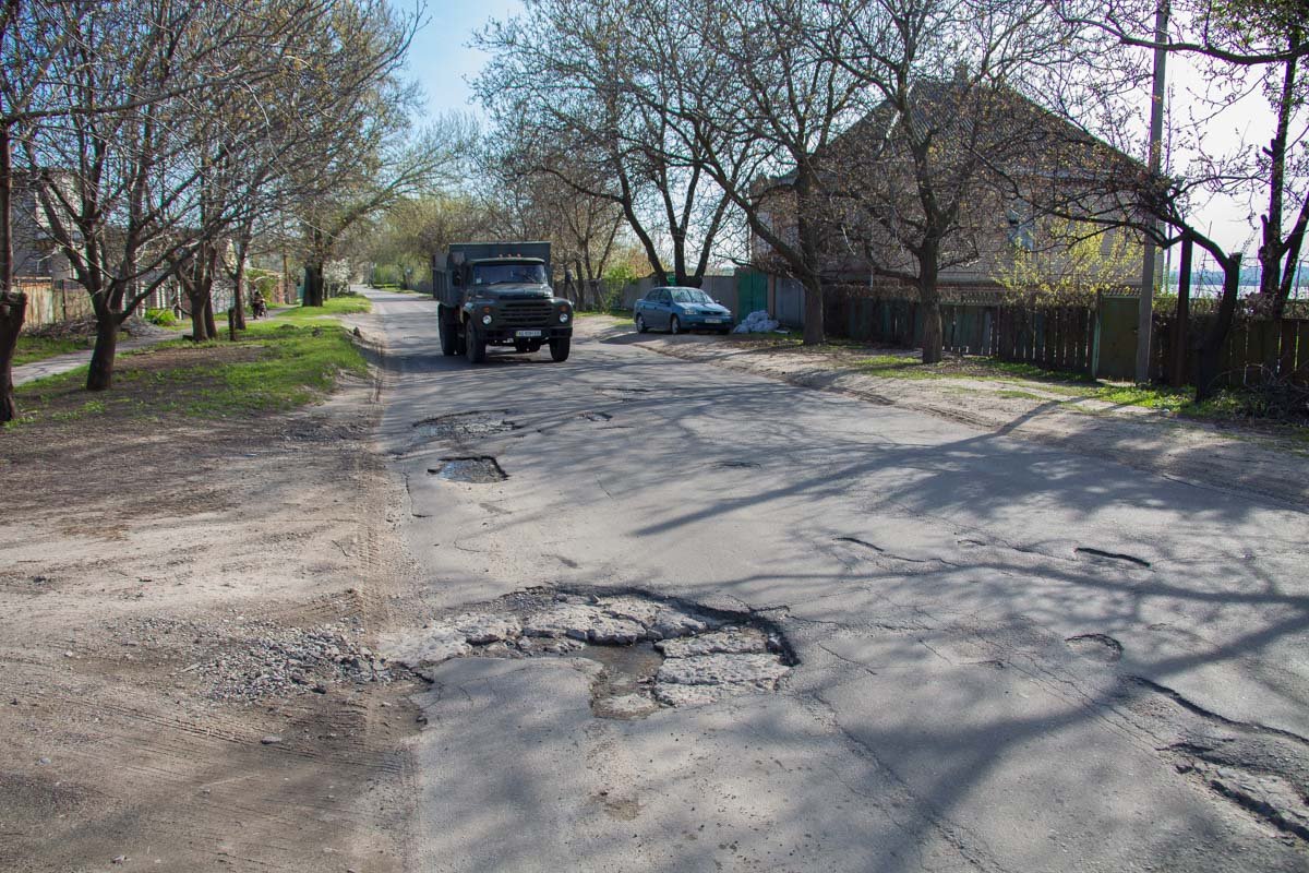 Грузовики вносят свою лепту в разрушение дороги