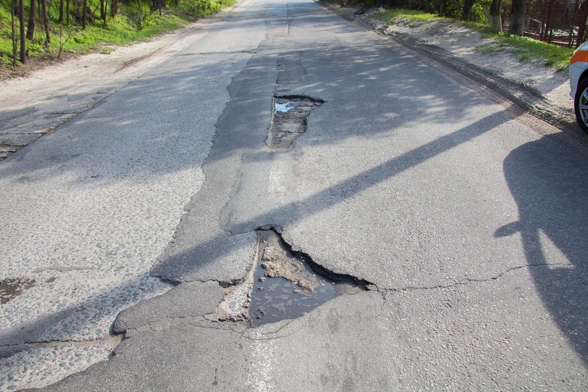 Новый асфальт и старые плиты