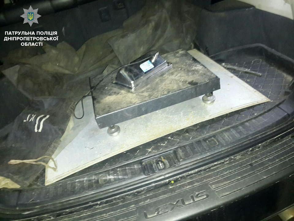 В багажнике автомобиля обнаружили другие детали В багажнике автомобиля обнаружили другие детали