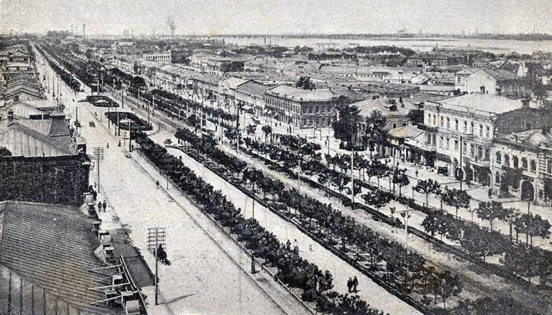 Екатерининский проспект. Вдалеке видны две овальные клумбы с фонтанами перед зданиями Новогостинного торгового ряда. 1903 год