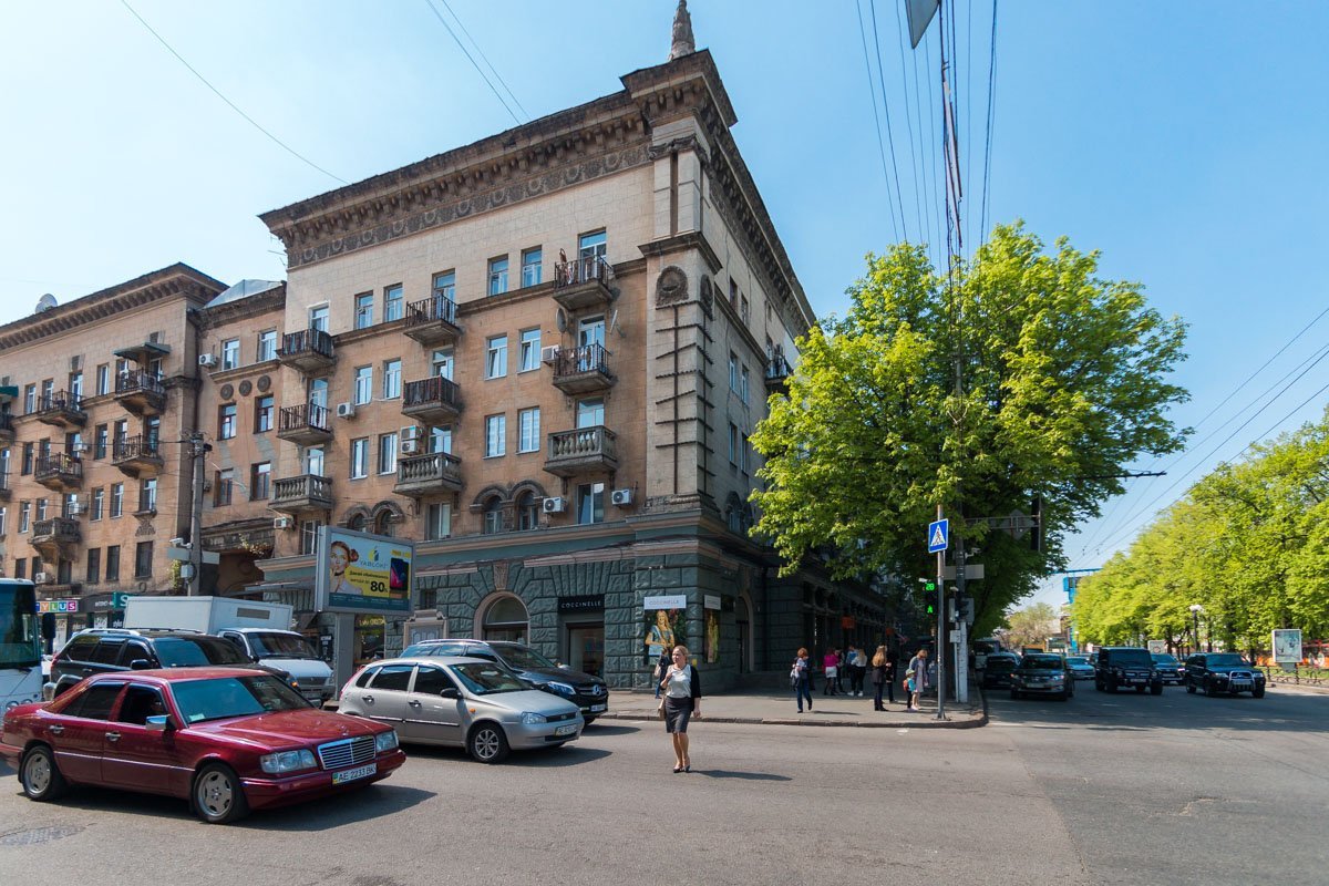 Трудно поверить, что 200 лет назад, здесь, где сейчас нескончаемым потоком двигаются машины, текла небольшая река