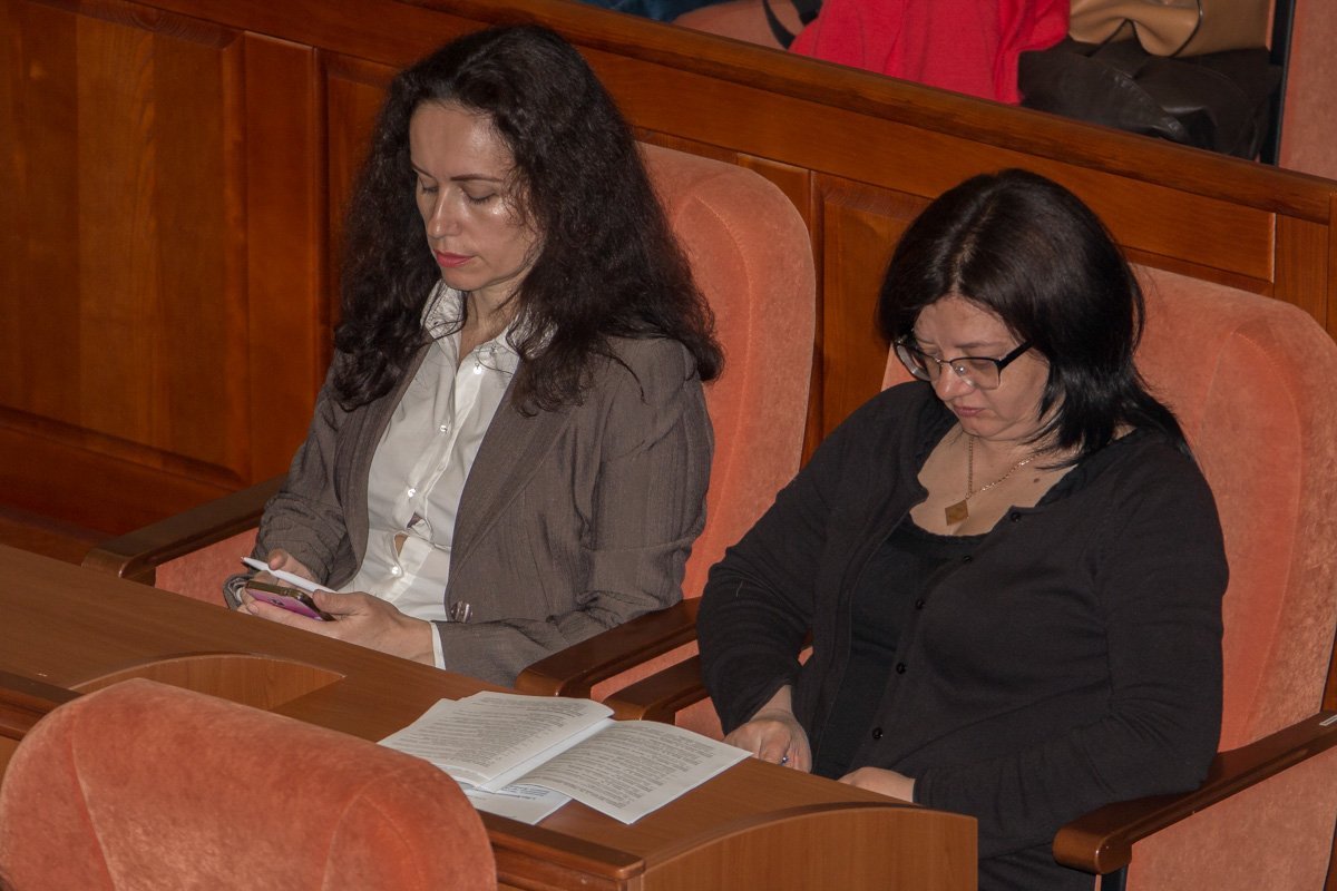 Даже на сессии невозможно не читать новости от Информатора