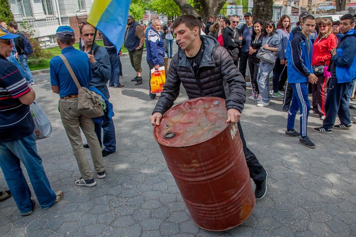 Не выбрасывайте старые бочки с дачи, возможно, когда-нибудь вам придется бороться за справедливость
