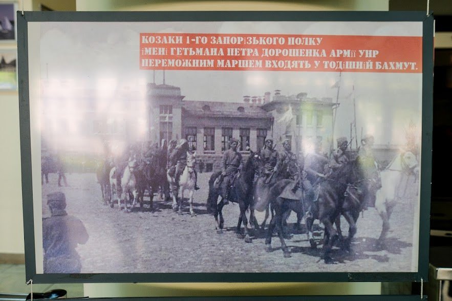 На фотографиях изображен ход военной операции, солдаты, оружие, техника