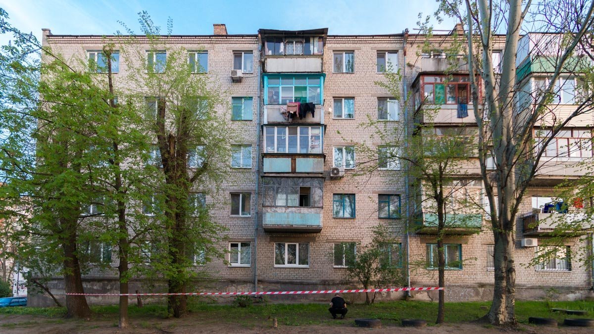 На данном месте под домом люди часто оставляют свои авто