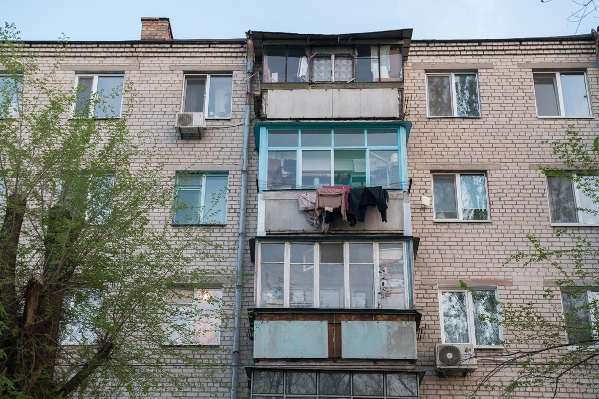 На балконе висели вещи, среди которых была военная форма