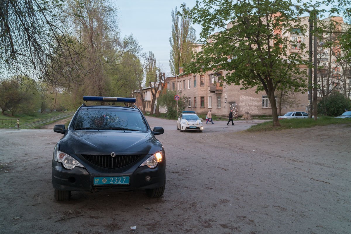На месте работали сотрудники патрульной полиции и следственно-оперативная группа, вызвали взрывотехников