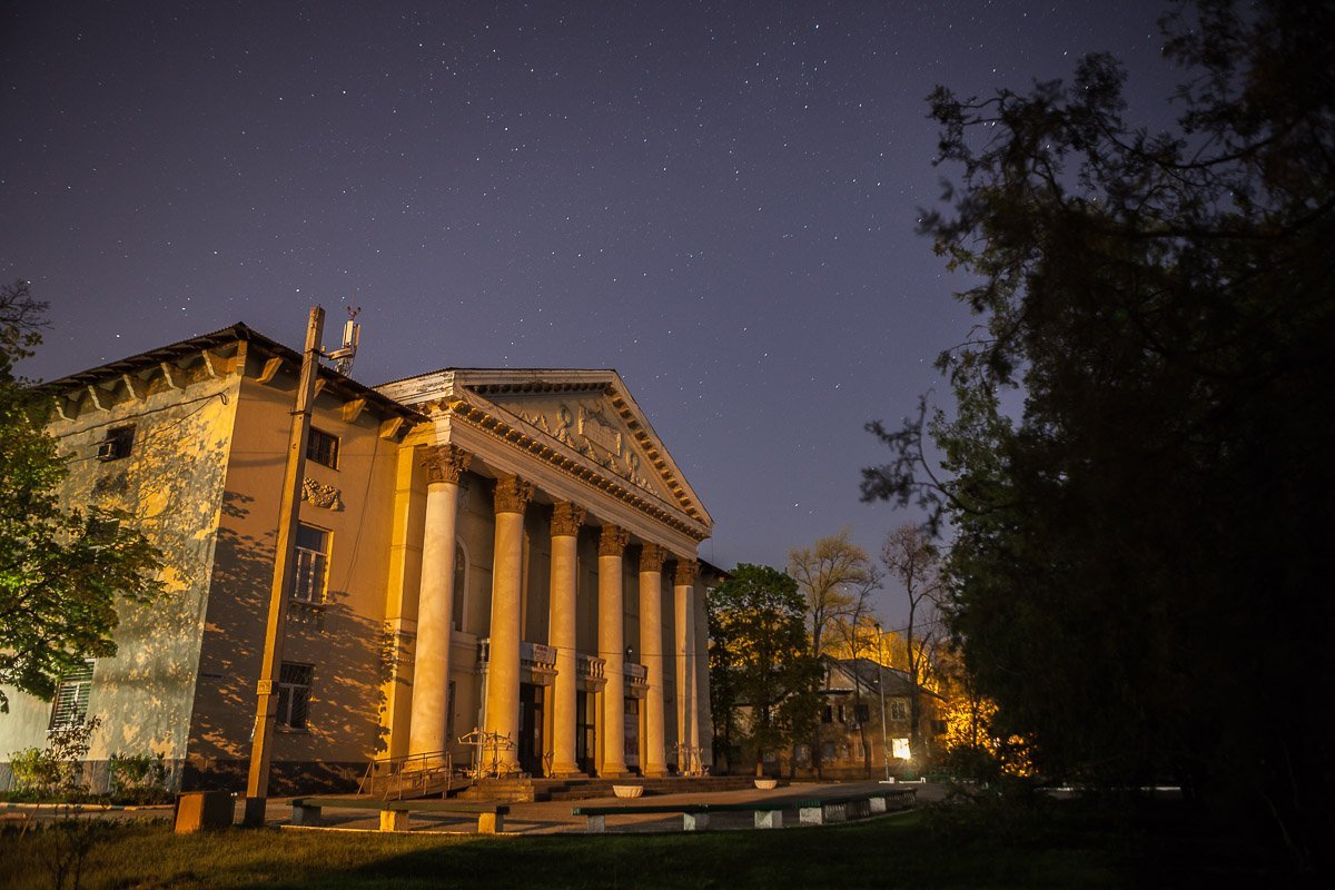 Зато есть лавочки