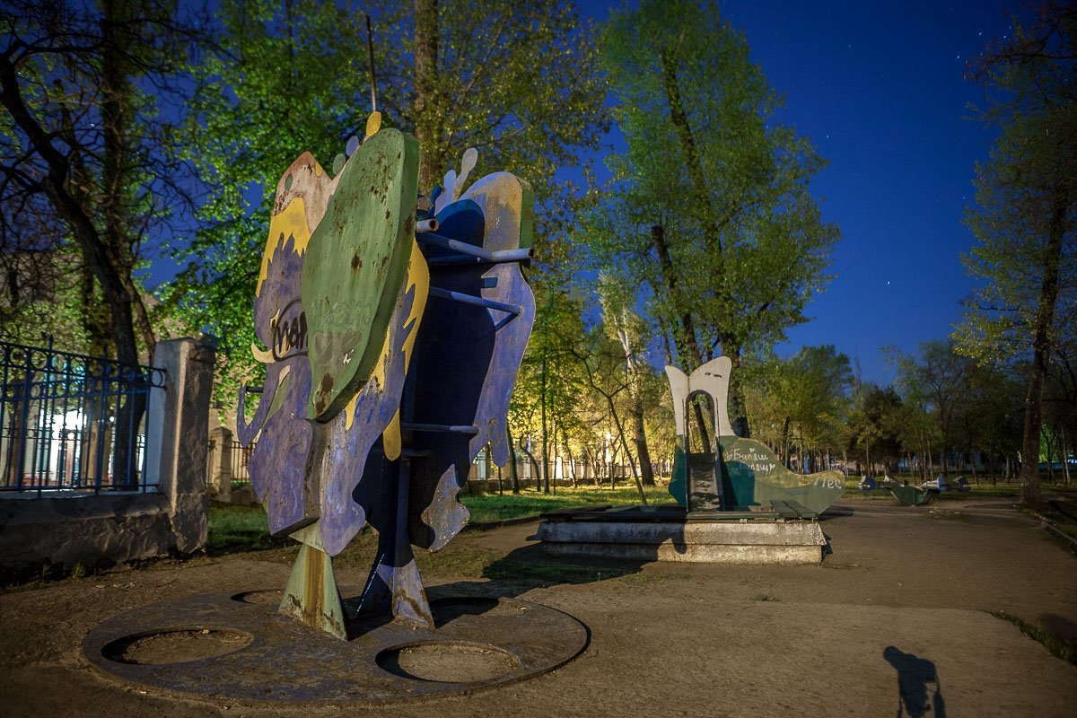 А если присмотреться к металлическим фигурам, можно окунуться в мир стимпанка