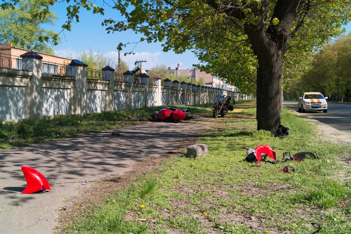 Очевидцы аварии сразу же бросились на помощь мужчине