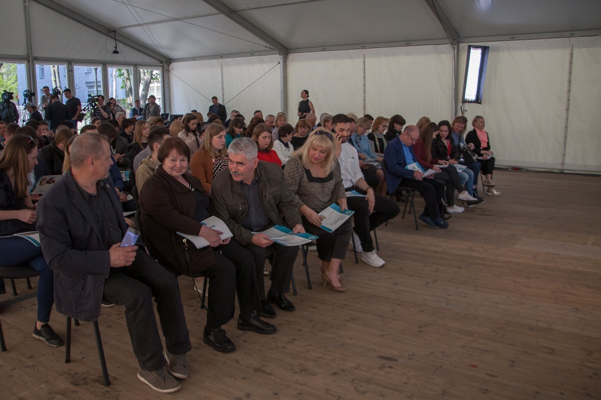 Во дворе горсовета состоялась пресс-конференция, на которой Борис Филатов об изменениях, которые в ближайшие годы произойдут в городе Во дворе горсовета состоялась пресс-конференция, на которой Борис Филатов об изменениях, которые в ближайшие годы произойдут в городе