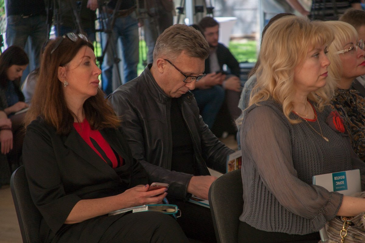 Всем пришедшим раздали материалы, в которых четко прописано то, на что пойдет бюджет в 2018 году Всем пришедшим раздали материалы, в которых четко прописано то, на что пойдет бюджет в 2018 году