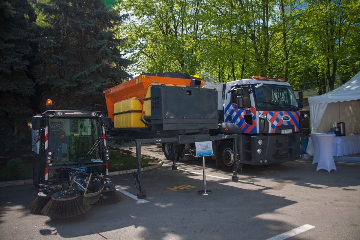 Также во внутреннем дворе представили образцы новой коммунальной техники и муниципального электротранспорта, современные кареты скорой помощи класса Б Также во внутреннем дворе представили образцы новой коммунальной техники и муниципального электротранспорта, современные кареты скорой помощи класса Б