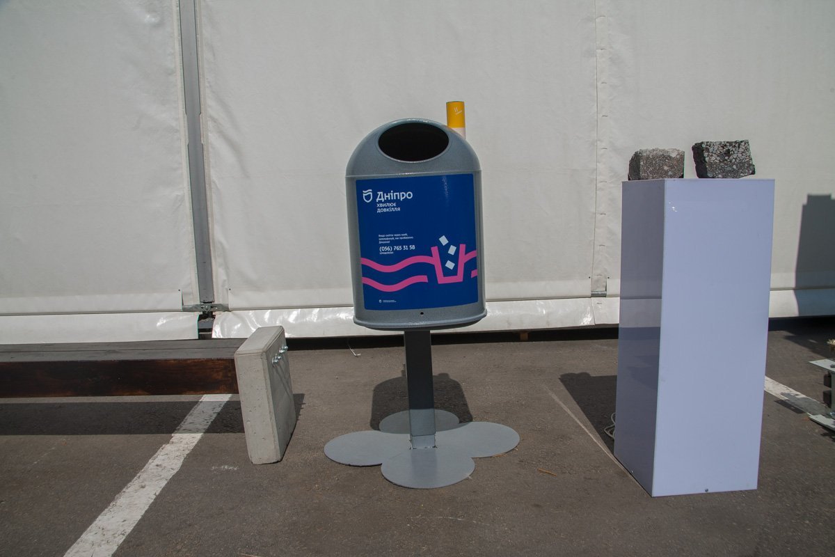 Образец новых урн, которые недавно установили по всему городу Образец новых урн, которые недавно установили по всему городу