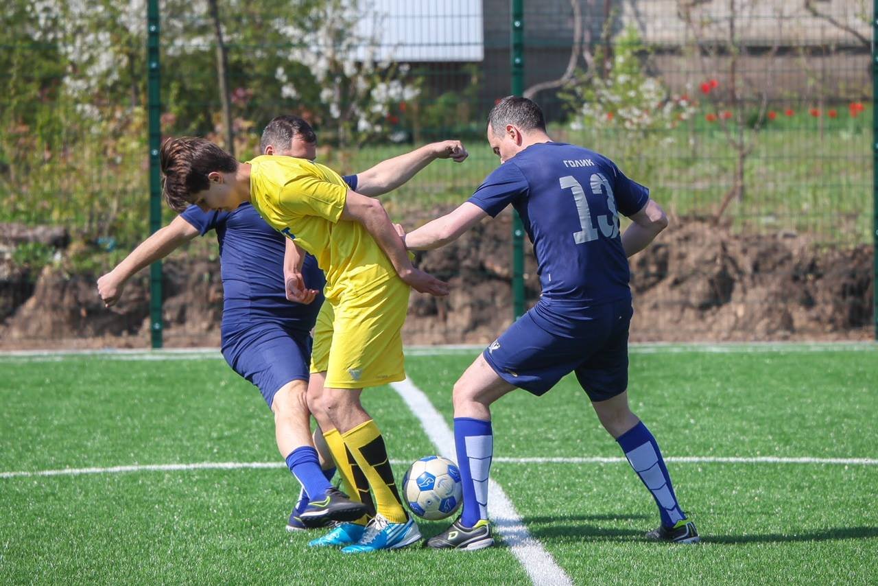 На поле сошлись молодость и опыт На поле сошлись молодость и опыт