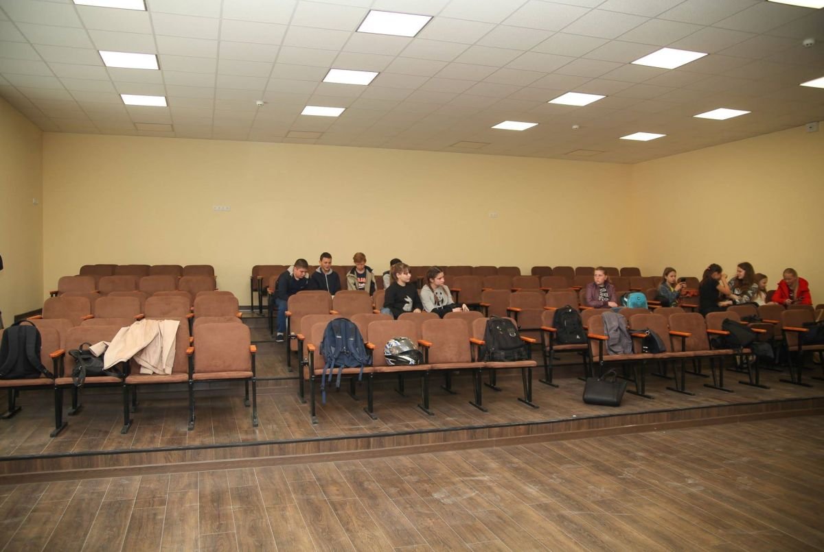 Кресла в актовом зале установлены в виде амфитеатра Кресла в актовом зале установлены в виде амфитеатра