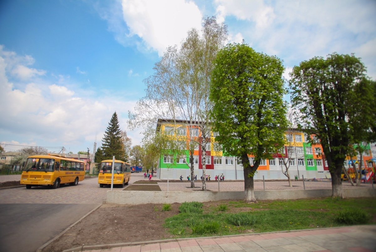 Детей из отдаленных районов привозят в школу автобусами Детей из отдаленных районов привозят в школу автобусами