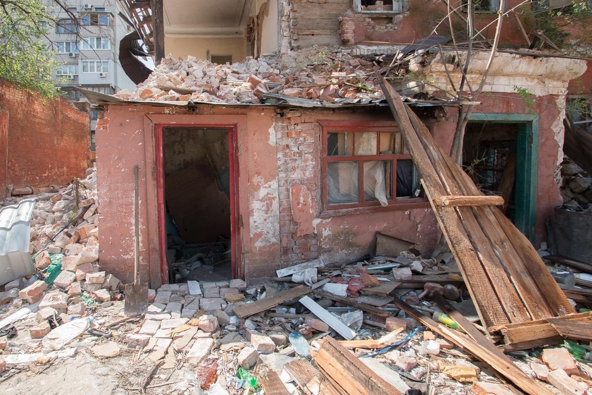 В заброшенном здании буквально прописались бродяги В заброшенном здании буквально прописались бродяги
