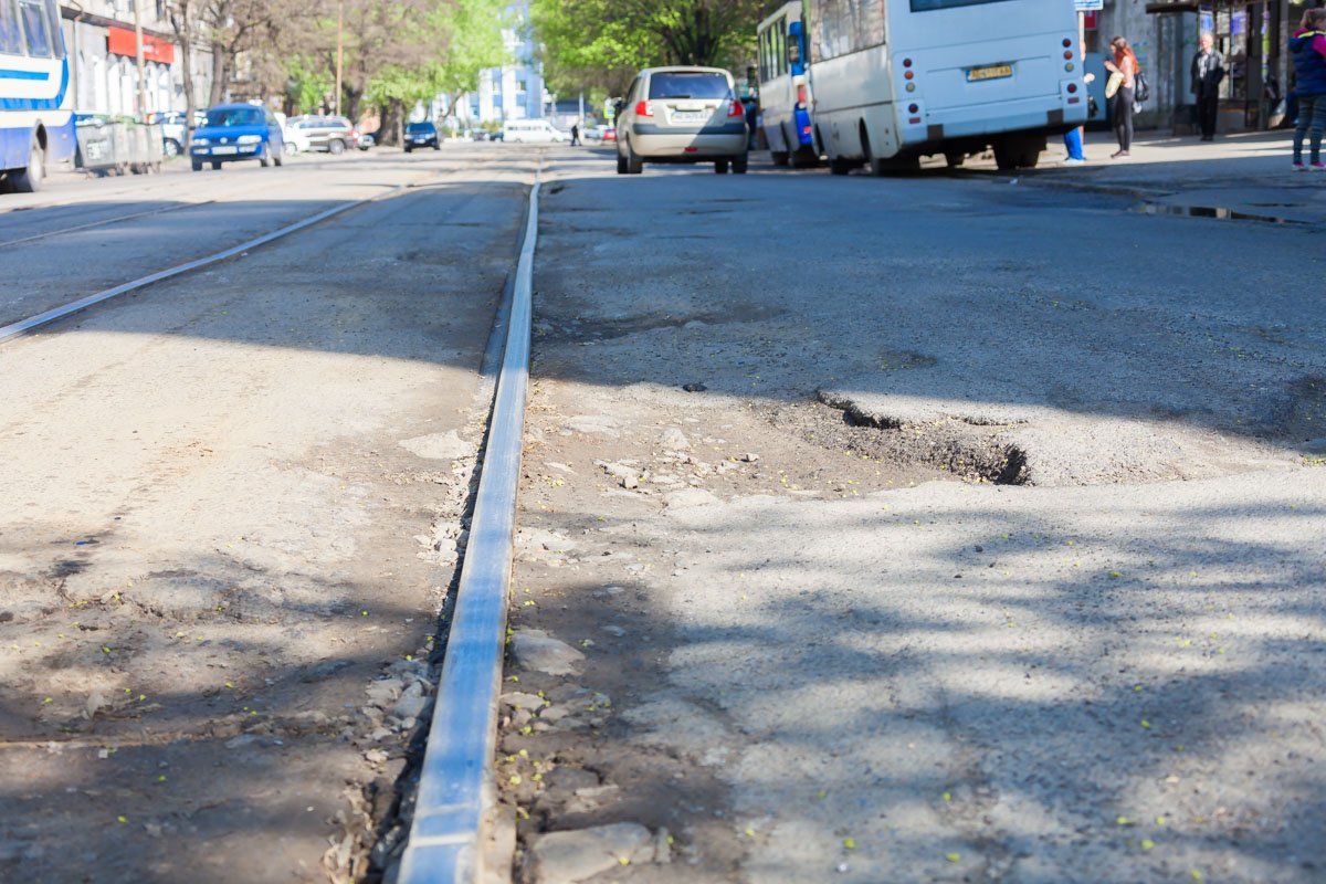 Асфальт возле колей покрошился под давлением колес трамваев Асфальт возле колей покрошился под давлением колес трамваев