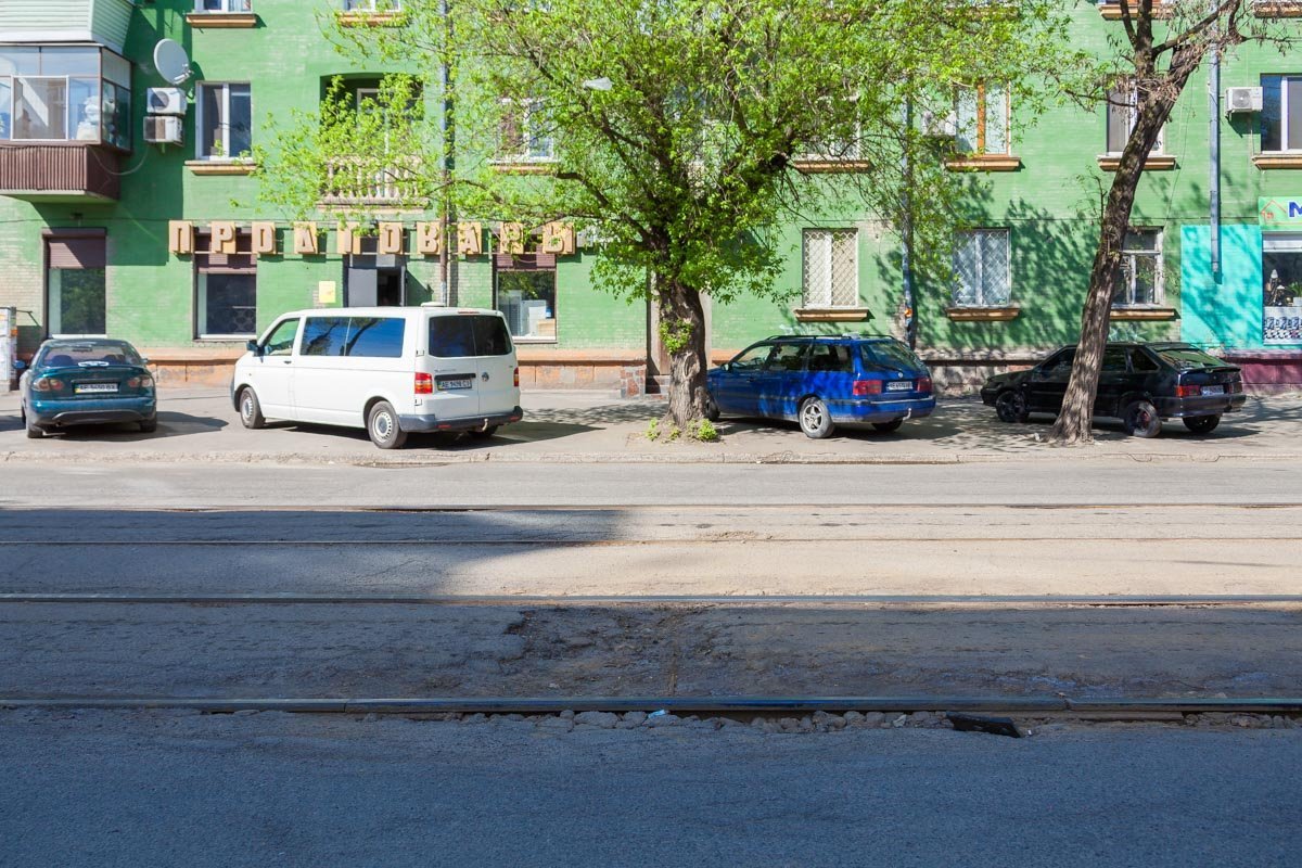 Из-под потресканного покрытия выглядывают камни Из-под потресканного покрытия выглядывают камни