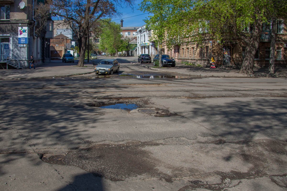 Дорожное полотно от большого количества латок со временем начало расслаиваться как чайный гриб Дорожное полотно от большого количества латок со временем начало расслаиваться как чайный гриб
