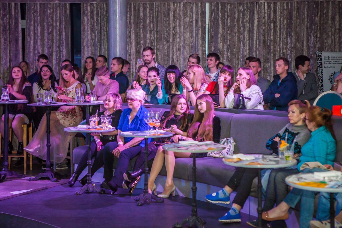 Лучше бы осталась дома и посмотрела футбол...