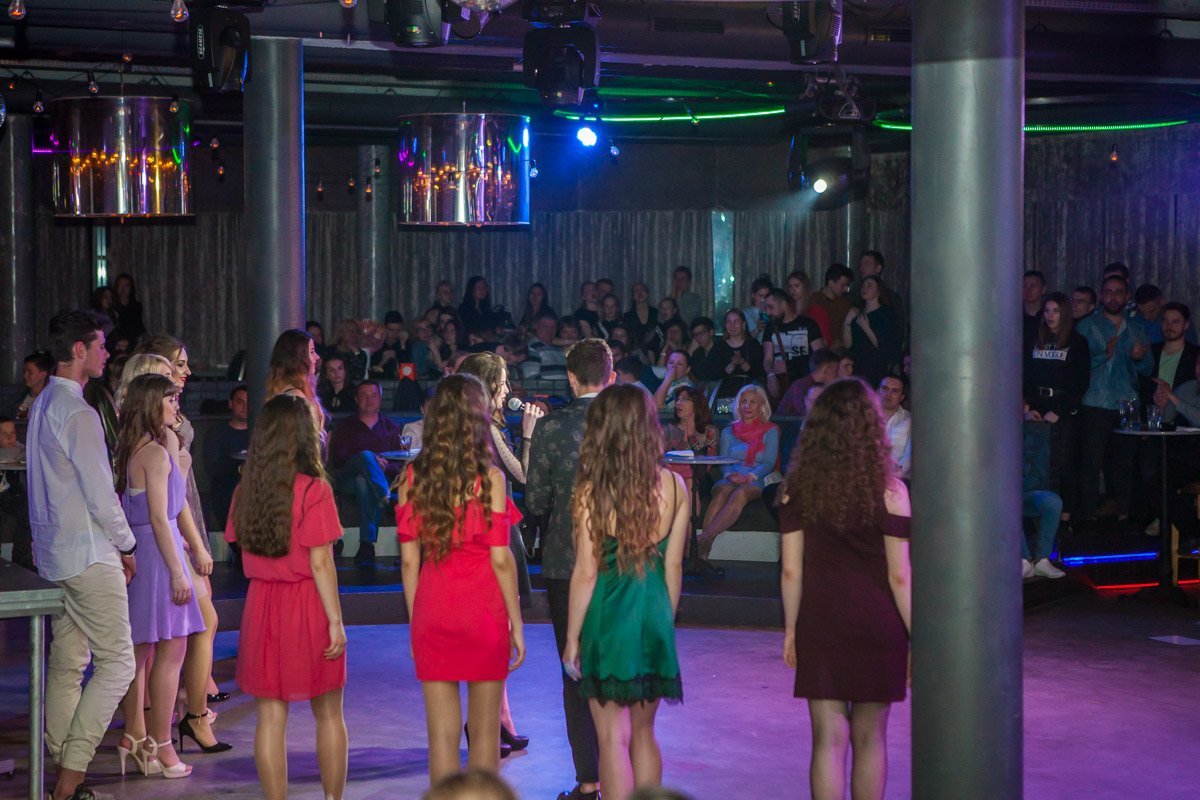 Фото выступления участниц с очень привлекательного ракурса