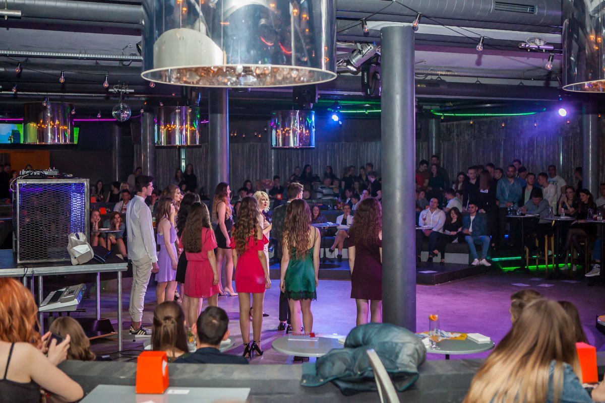 Фотограф решил пока ракурс не менять)