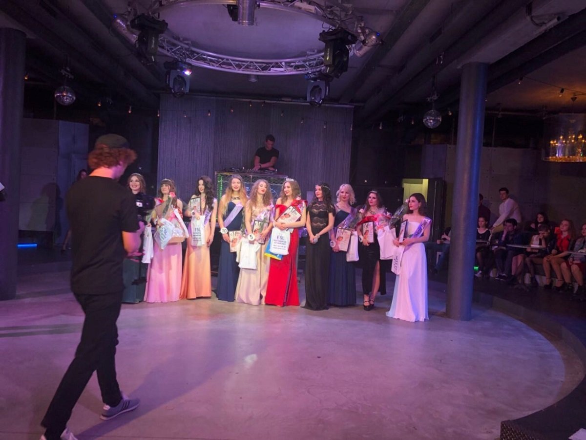 Девушки дефилировали в прекрасных платьях