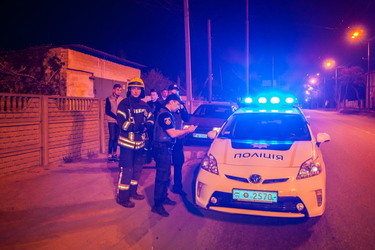 На место прибыли правоохранители, медики и спасатели