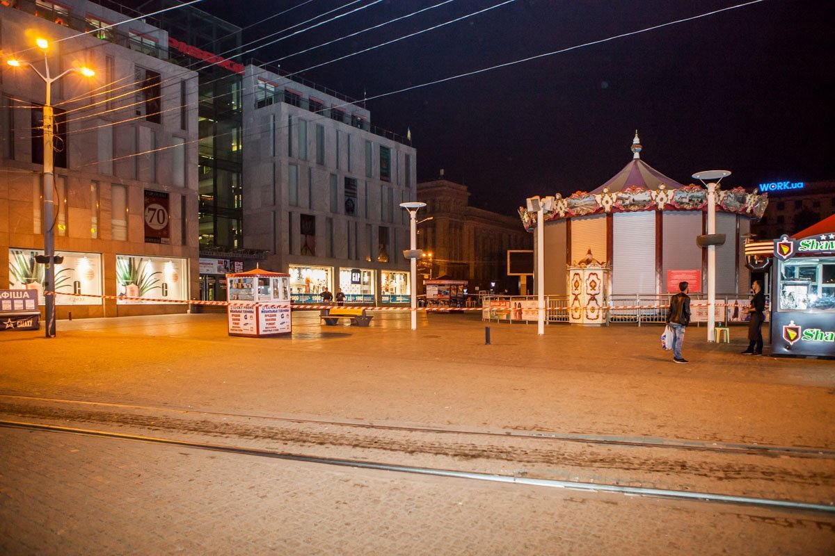 В это время возле карусели практически не было людей