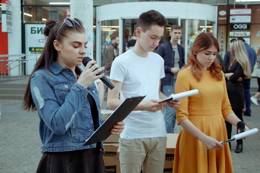 Юноши и девушки из Молодежного совета рассказали об аварии, которая произошла в 1986 году, и прочитали стихи о катастрофе на АЭС