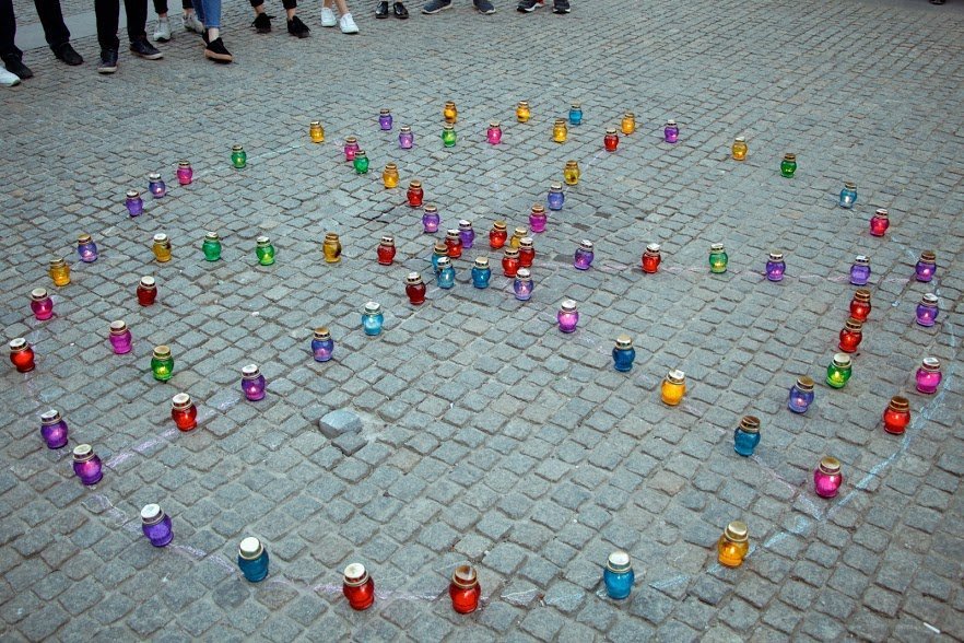 На брусчатке организаторы выложили из 100 свечей символический знак радиации