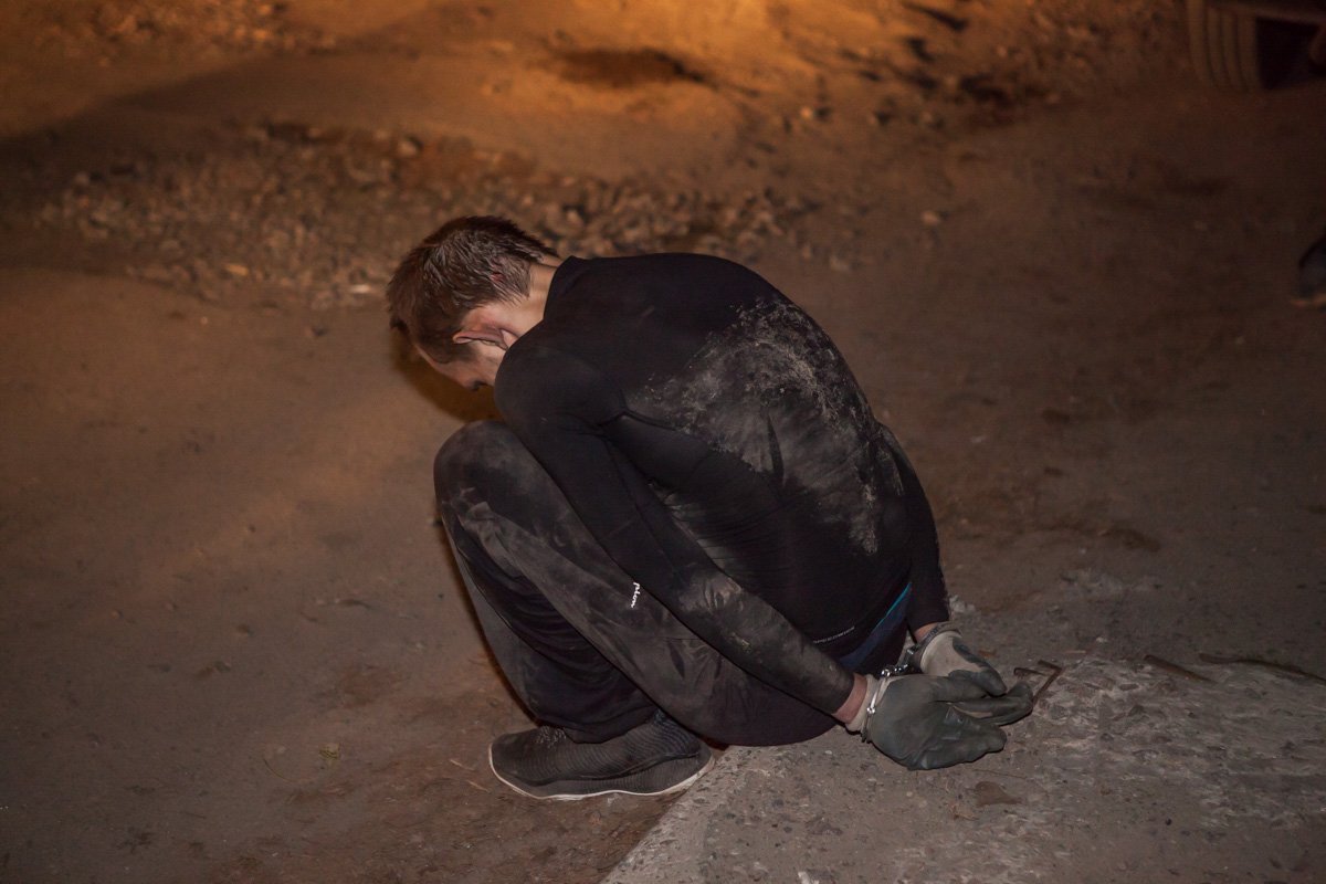 Один из мужчин пытался убежать от патрульных, а когда его догнали, предложил взятку