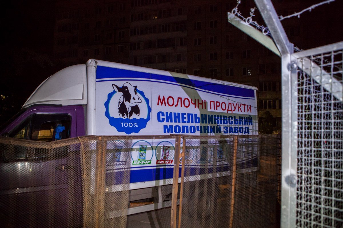 Мужчины приехали на автомобиле синельниковского молочного завода