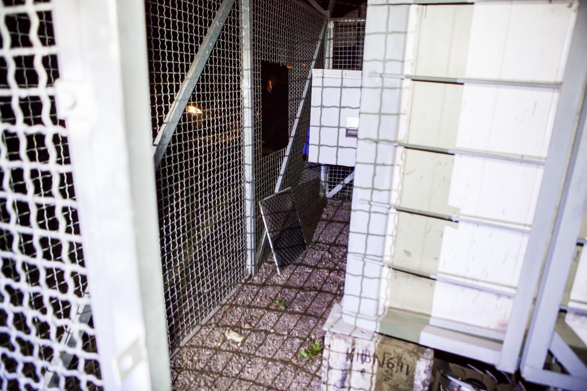 Мужчины хотели разжиться аккумуляторами 