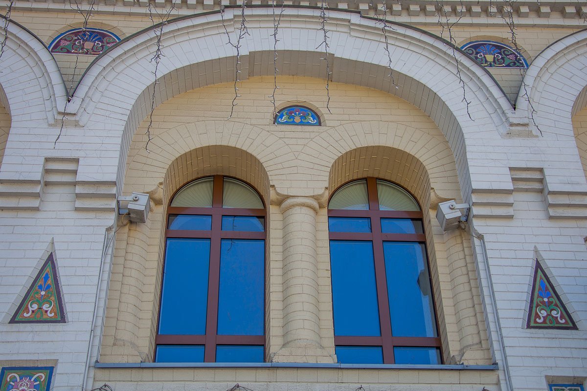 Опрятный фасад старинного здания впечатляет своей скромной красотой  Опрятный фасад старинного здания впечатляет своей скромной красотой