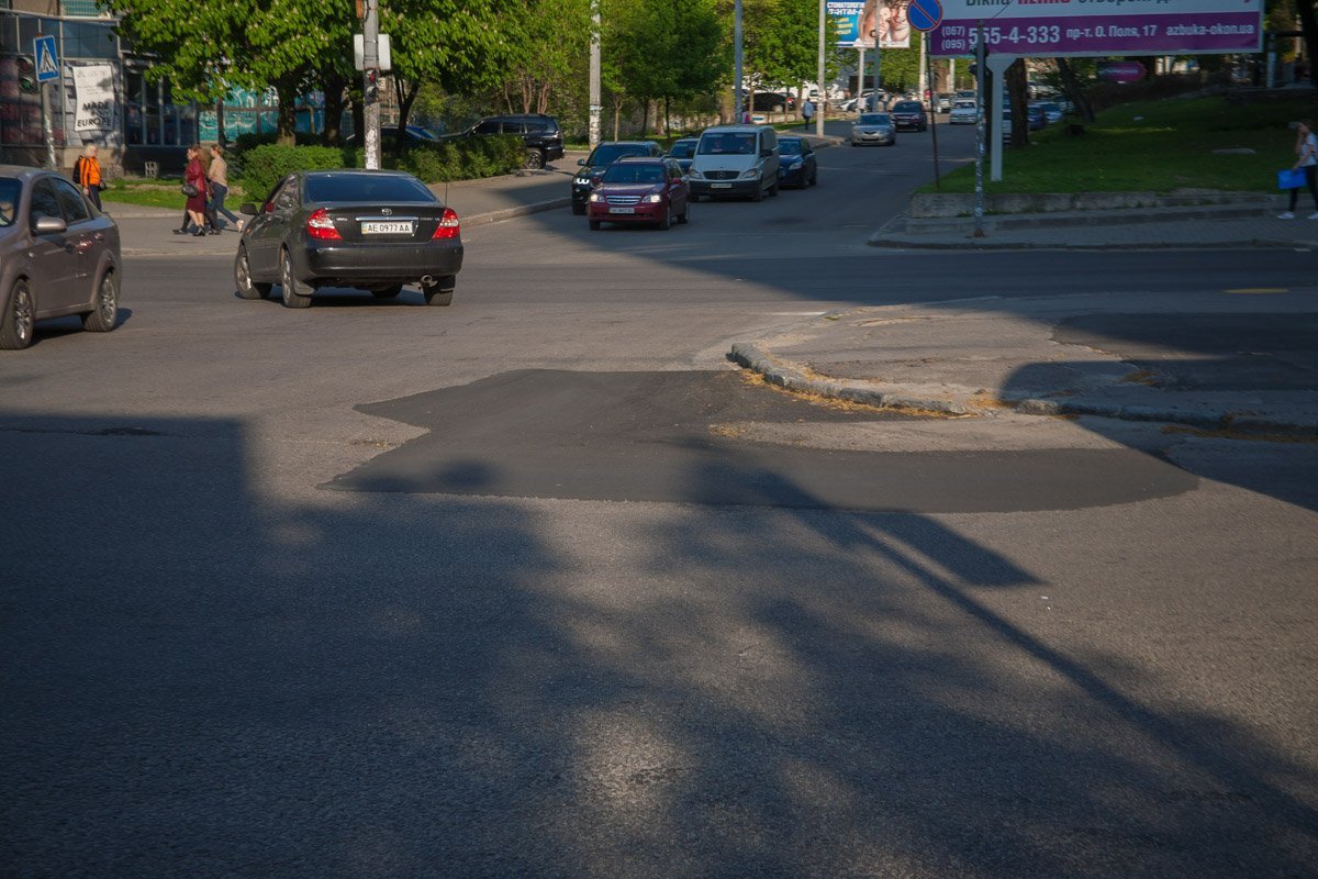 Проезжая часть проспекта круглосуточно находится под постоянным «прессингом» плотного автомобильного движения