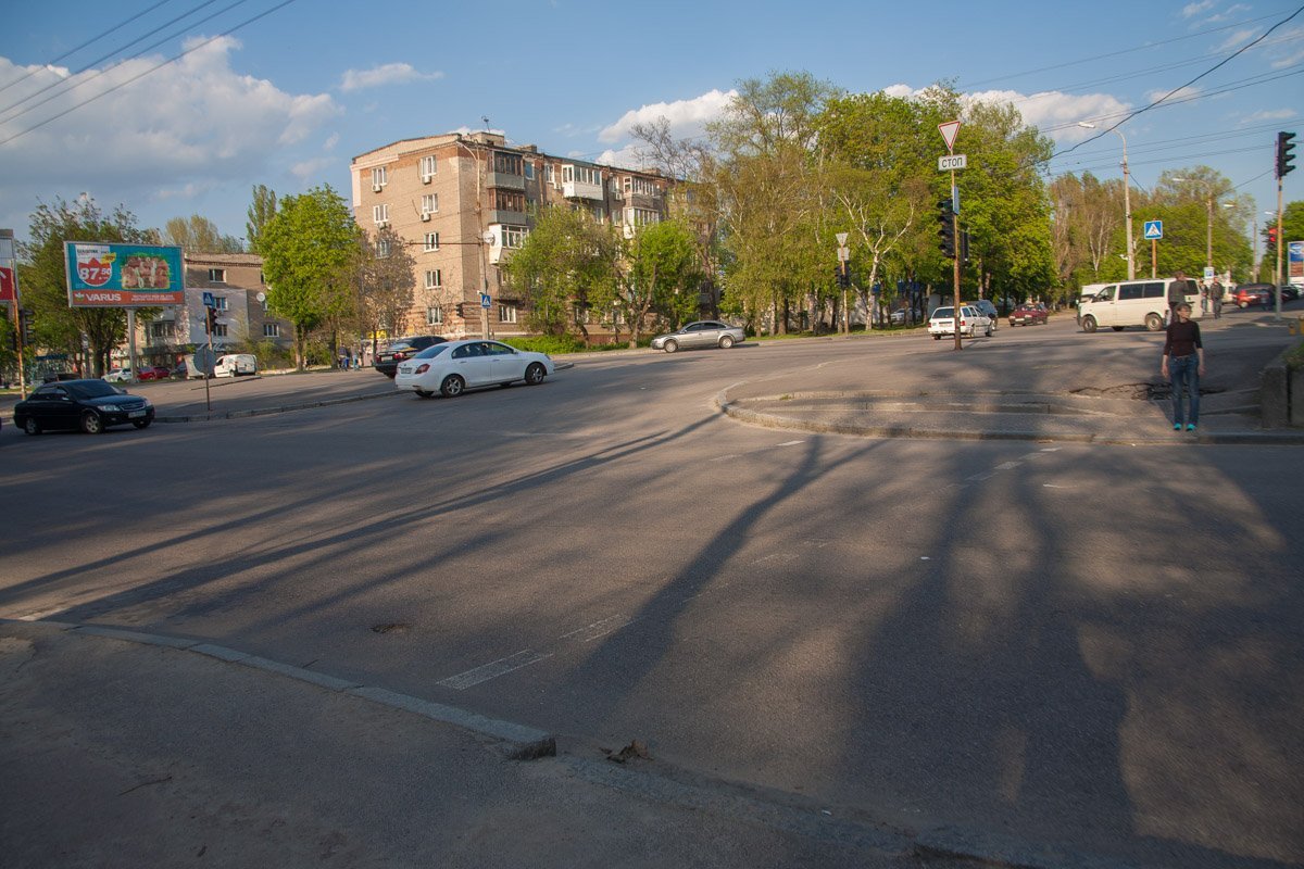 Деньги, выделенные на ремонт, явно использовали по назначению: дорога ровная, ливневки есть, а люки не "тонут" в асфальте