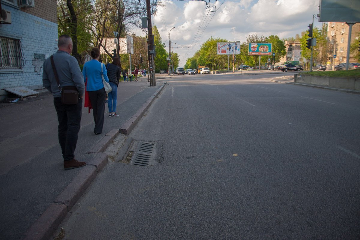 Местами ливневки немного "ушли" в асфальт, но проезд по дороге не становится от этого менее комфортным