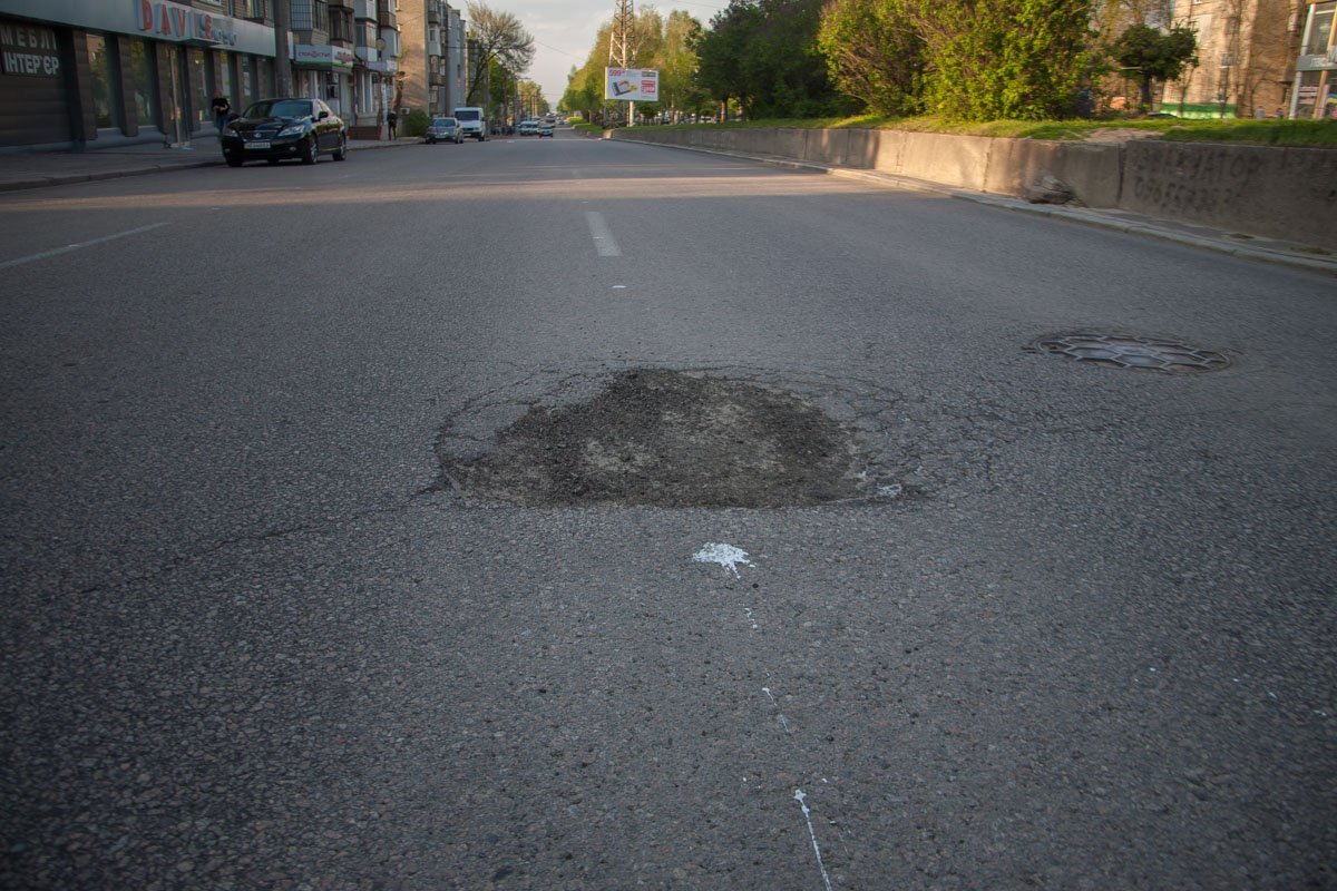 На проспекте длиной 4 км есть изъяны, поэтому автомобилистам стоит быть внимательными