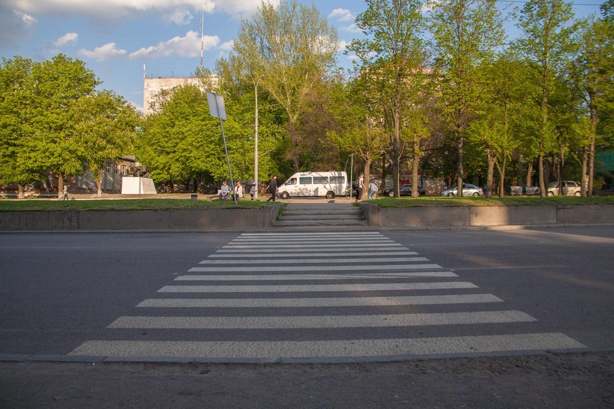 Единственная зебра на остановке "Юность", которую можно рассмотреть