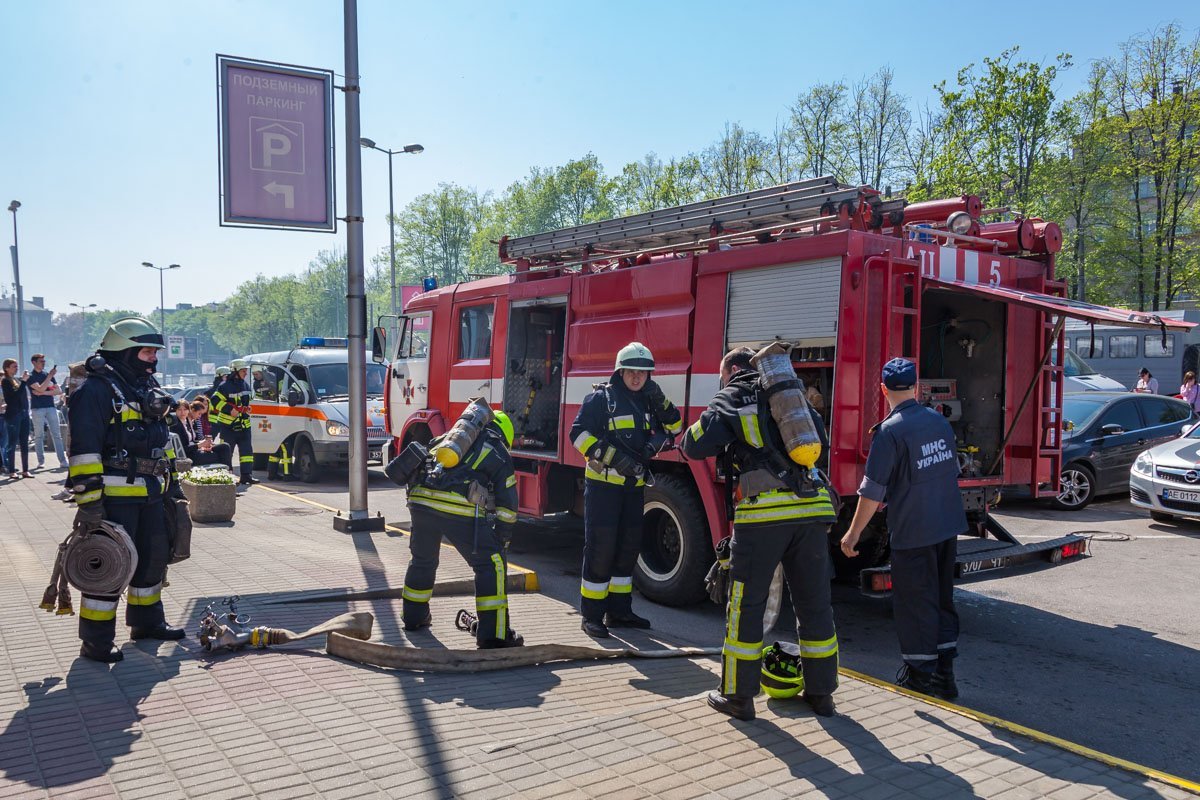 В ТЦ сразу подъехали пожарные машины В ТЦ сразу подъехали пожарные машины