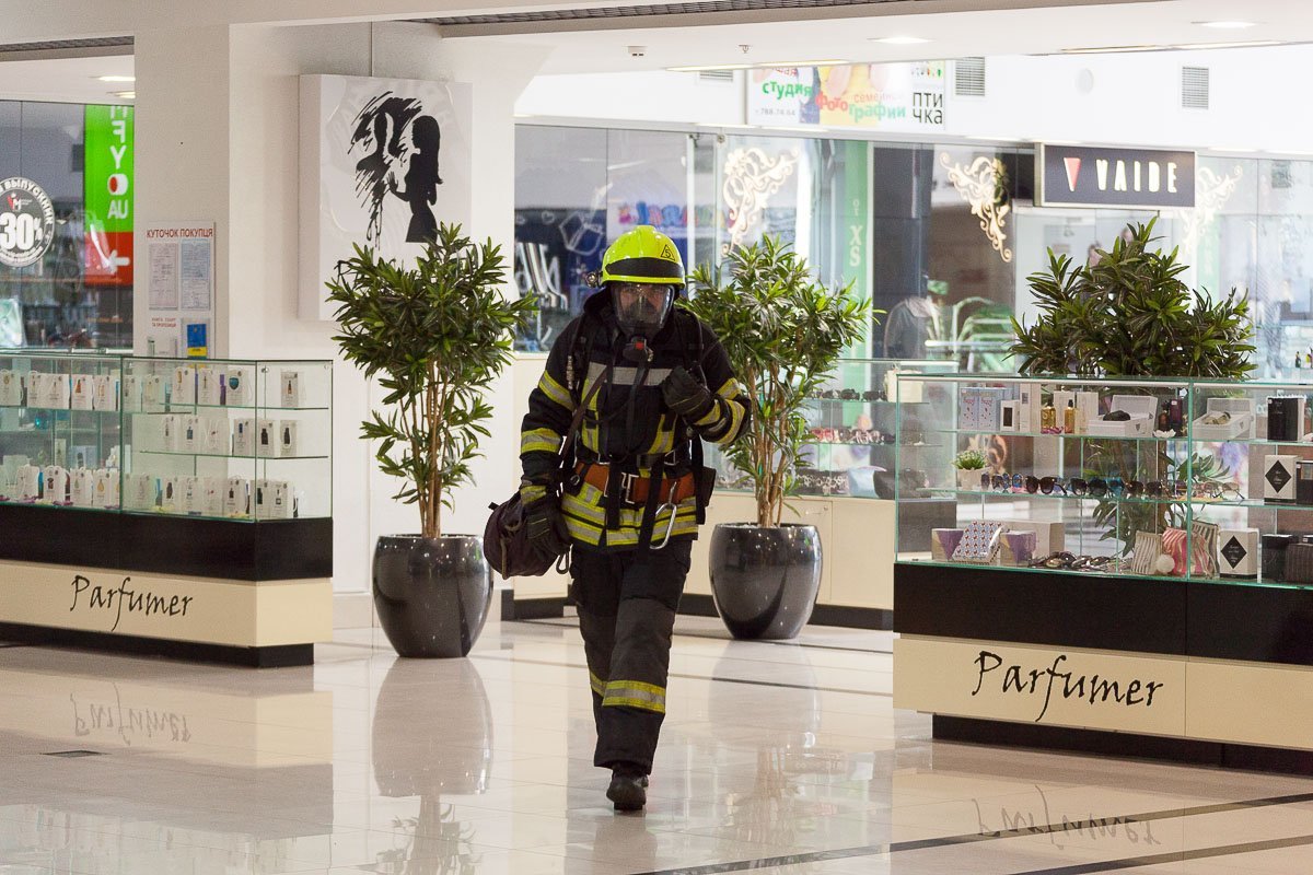 Пожарные обследуют здание Пожарные обследуют здание