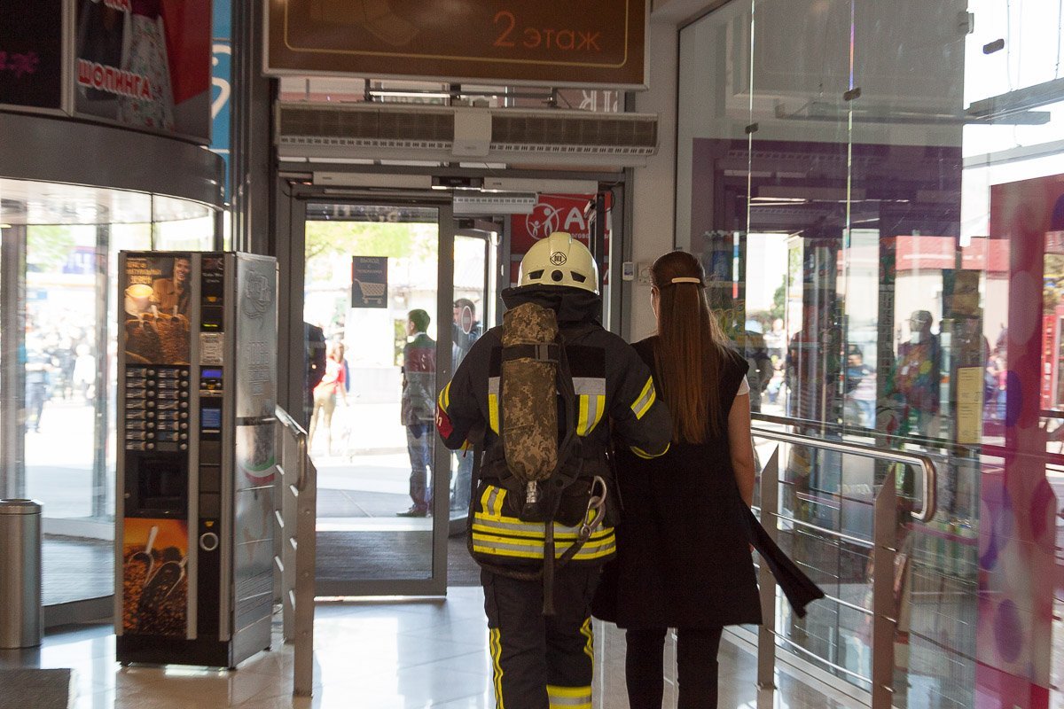 И выводят тех, кто не смог покинуть ТЦ самостоятельно И выводят тех, кто не смог покинуть ТЦ самостоятельно