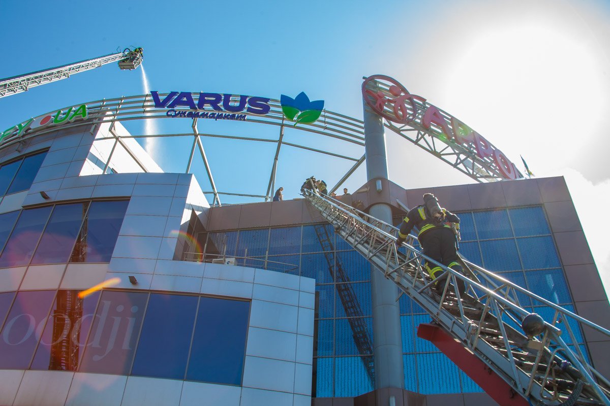 Некоторых посетителей спасатели снимали с крыши ТЦ Некоторых посетителей спасатели снимали с крыши ТЦ