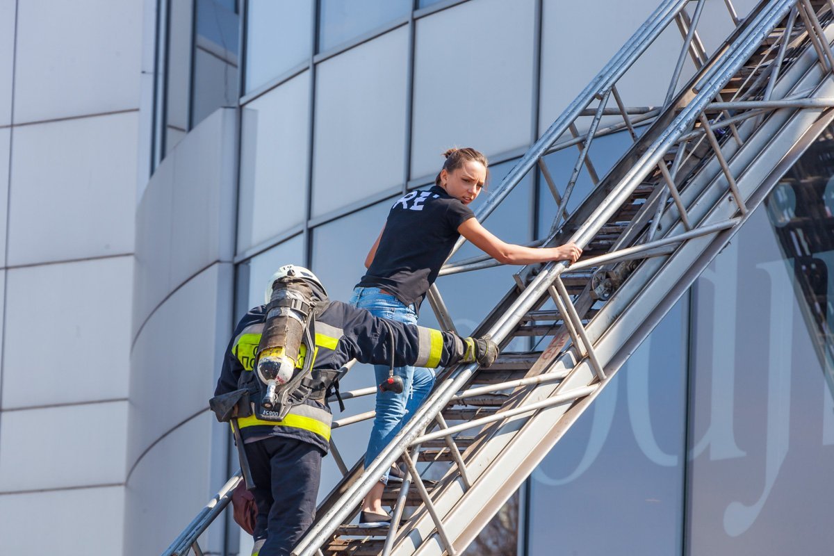 На крыше находились 7 человек, которые поднялись наверх по путям эвакуации На крыше находились 7 человек, которые поднялись наверх по путям эвакуации