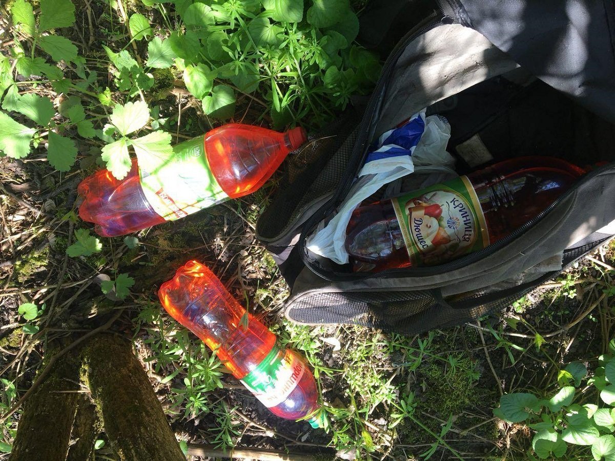 Мужчины запаслись большим количеством бензина 