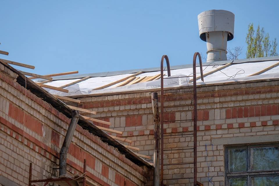 Новая кровля точно не позволит проникнуть дождю в класс